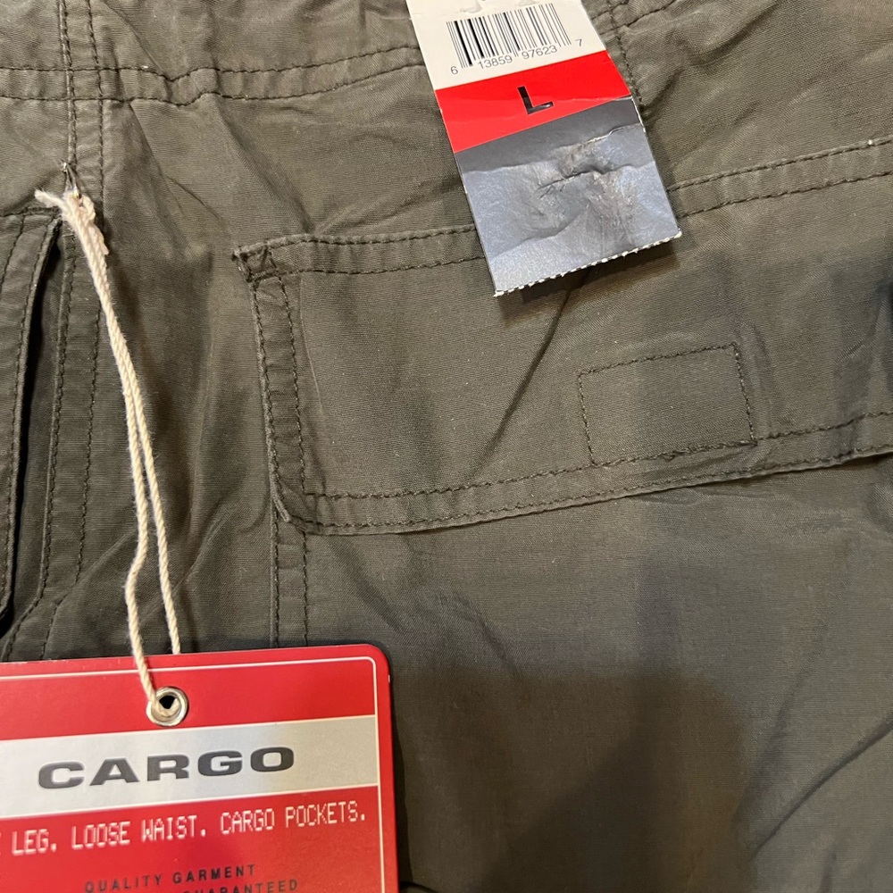 Mens Union Bay cargo shorts size Large , very nice shorts with a lot of pockets! - Picture 2 of 3